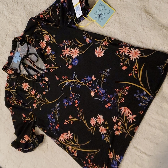 CeCe Tops - Cece floral blouse